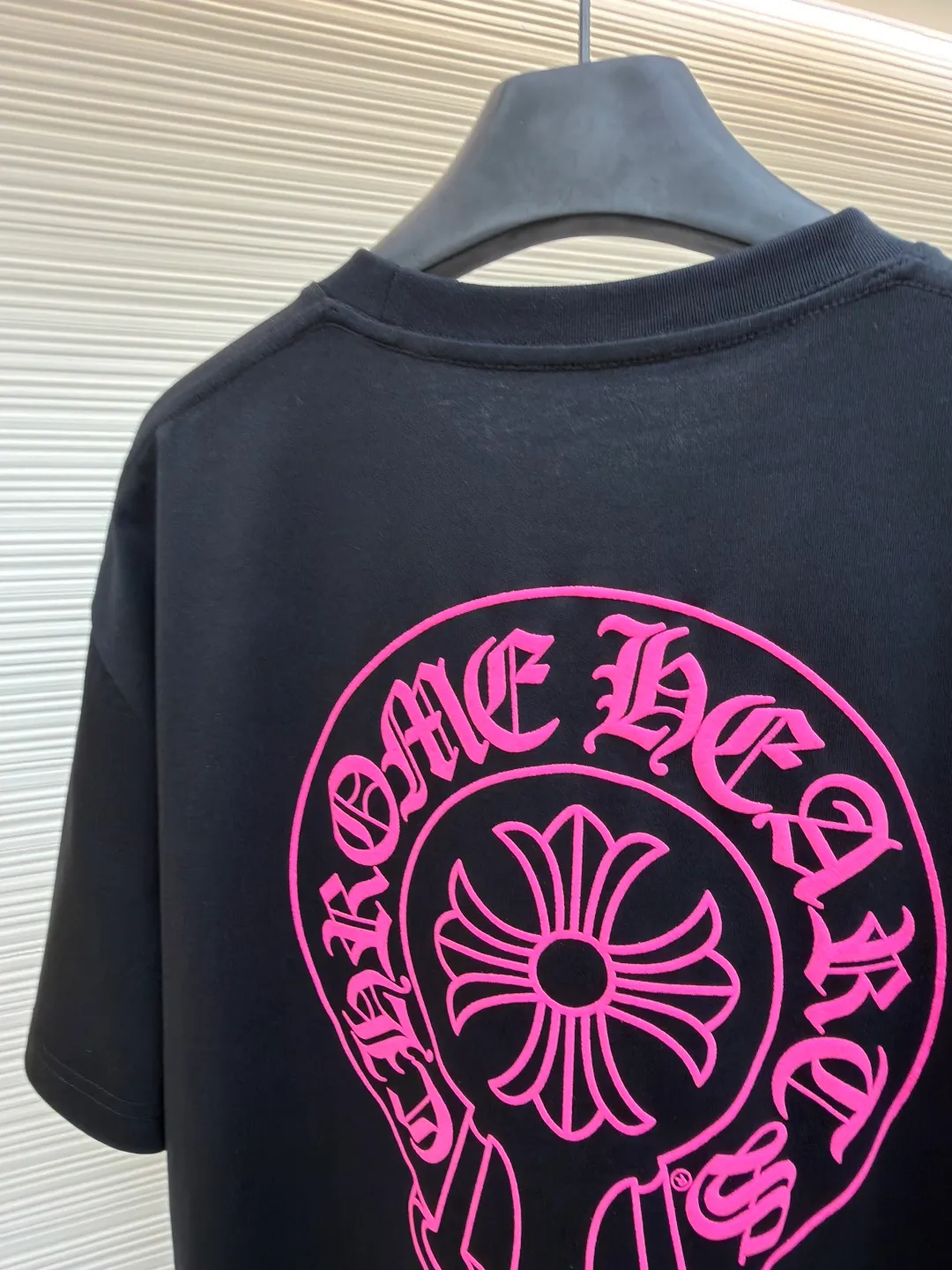 Chrome Hearts horseshoe pink T-shirt ●Item number: 1682508-X85 ●Fabric: cotton fabric ●Technology: hand-printed with ink ●Color: black ●Version: loose fit ●Weight: about 290 grams ●Size: S-M-L ●Description: This Chrome Hearts pocket printed short-sleeves are made of high-count double yarn cotton, with a weight of 320g. The fabric has been pre-washed to achieve a soft and skin-friendly touch. At the same time, it avoids shrinkage and fading problems from the root, and maintains a crisp shape after long-term wear. The body adopts seamless cylinder weaving technology, and there are no seams on the sides, so there is no sense of restraint when worn. The shoulders are classic dropped shoulders, and the loose body shape is suitable for all kinds of body shapes. The rose-red totem print on the left breast pocket is made of imported environmentally friendly slurry and produced through a high-precision screen printing process. The printing has clear layers and saturated colors, and it is not easy to crack or fall off after repeated washing. The neckline adopts a double-needle reinforced hemming design and is paired with a customized threaded collar, which is durable and not easily deformed. The overall wiring follows luxury craftsmanship standards, and the stitching is even and fine. Every detail demonstrates ingenuity. Customized hardware and accessories are complete with three logos, restoring the classic texture of the brand. The overall wiring is straight and delicate, the fabric is comfortable and soft, and the color is consistent without color difference. It can be matched with the same style to create a fashionable look and control various occasions. Customized accessories, complete with three standards, same style for men and women!